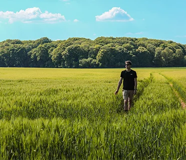 Um agricultor numa área de cultivo